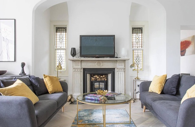Stunning 4-Bed Property in London-Parking & Garden