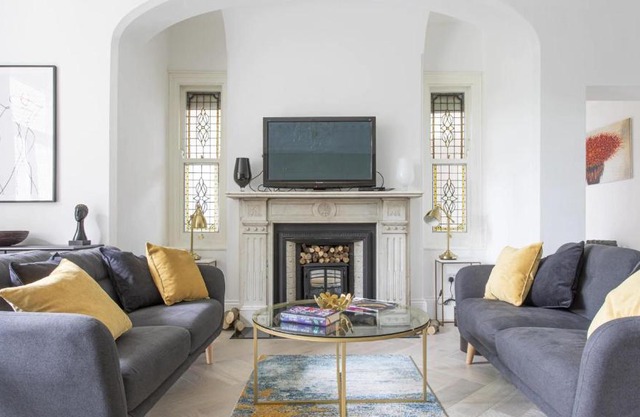 4-Bed Flat in West London Sleeps 8 8 min to Tube