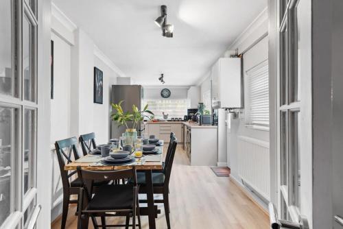 4 Bed Home 2 bathrooms, on street parking