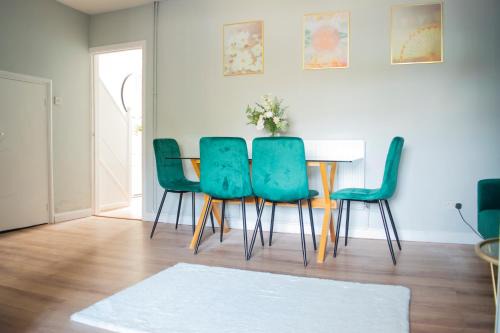 4 Bed Home FREE Parking, Garden