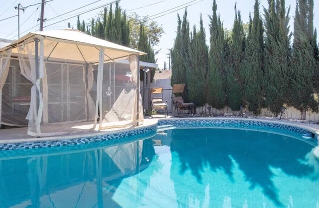 4 Bed Home with Pool, Gym equipment and Bar Area
