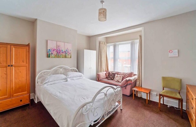 4 Bed Homely Retreat - WV1