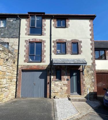 4 Bed House in Lovely Cornish Town