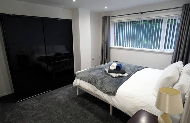4 bed House - Private Garden - Free Parking
