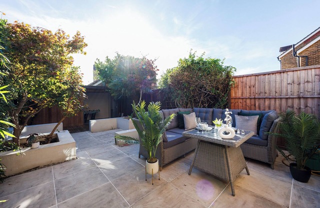 4 Bed House | Uxbridge | Free Parking | Sleeps 9 | Contractors | Families