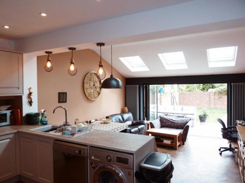 4 bed house walking distance to Twickenham Rugby Ground and Whitton High St