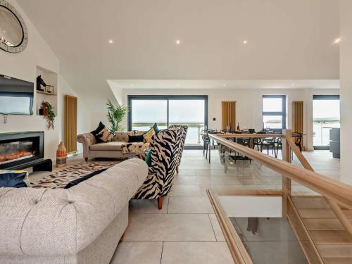 4 Bed in Appledore 93960