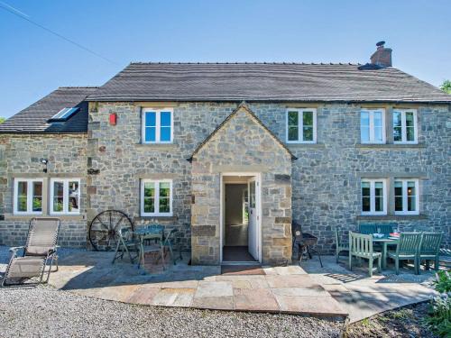 4 Bed in Brassington 47450