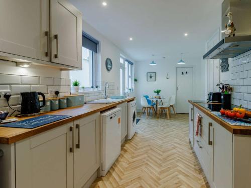 4 Bed in Brixham 90449