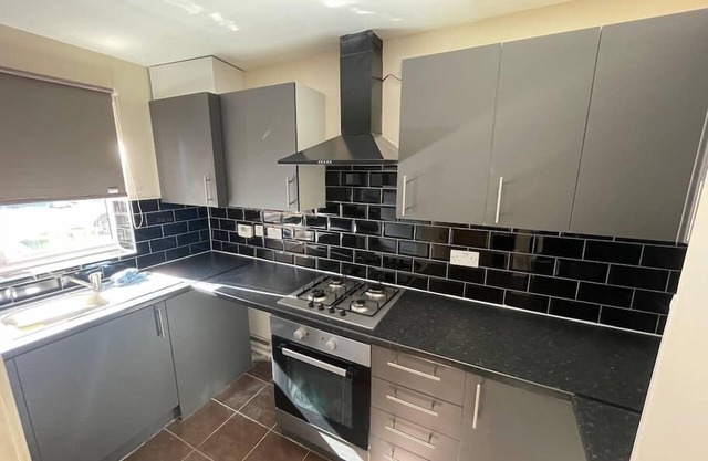 4 bed Townhouse- Free parking