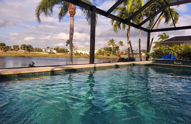 4 bed with Pool and Spa. Minutes from Boating, Fishing, Golfing and the Gulf