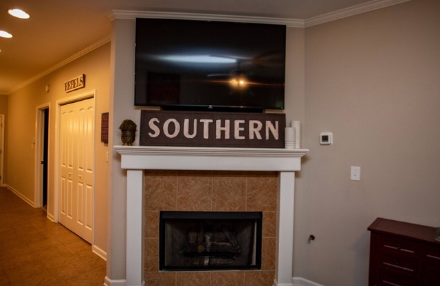 4 BEDROOM 2.5 BATH CLOSE TO CAMPUS AND THE SQUARE.
