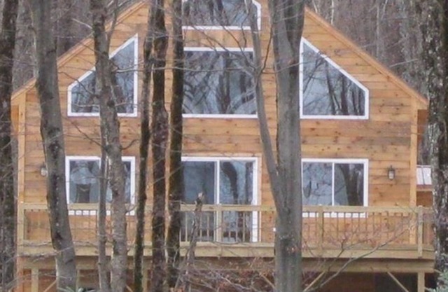 4 chambres, 2 salles de bain, grand sous-sol fini 2. 4 miles de Jay Peak Resort!