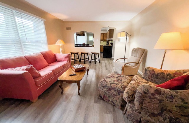 4 Bedroom, 2 Bath, Sleeps 12, Boat Well, Close to boat launch and Selfridge ANG