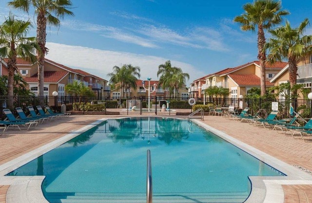 Maison de 4 chambres, 3 salles de bain avec piscine privée avec vue sur le lac, entièrement équipée et propre