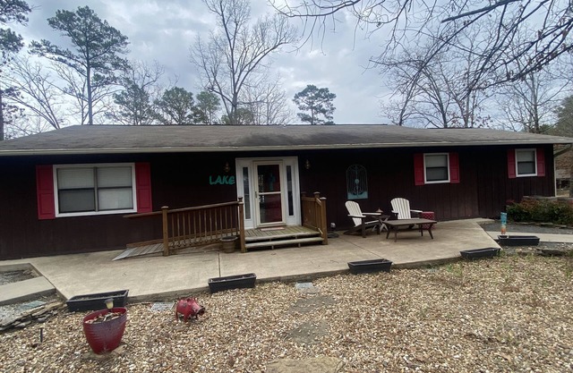 4 bedroom 4.5 bath family vacation home on the lake! sleeps 12;