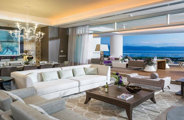 4 chambres, 7 000+ pieds carrés avec des vues spectaculaires, 2 terrasses, 12 couchages