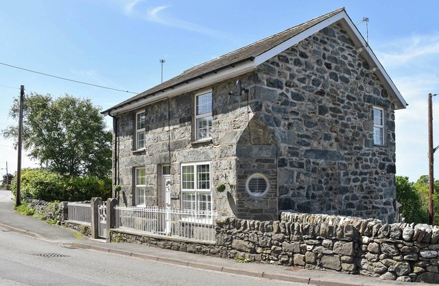 A beautifully presented immaculate cottage, with stylish interior and top quality furnishings.