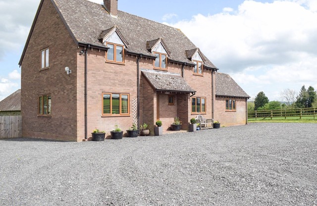 4 bedroom accommodation in Hayton’s Bent