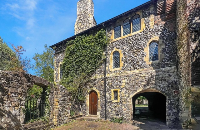 4 bedroom accommodation in Canterbury