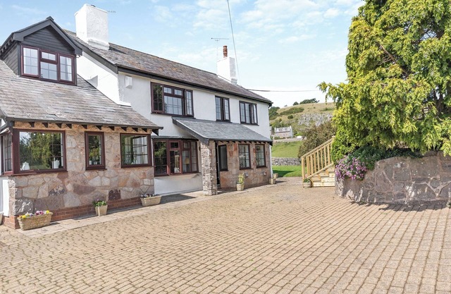 A charming, family-friendly cottage in Llysfaen with an enticing hot tub and cosy wood burner.