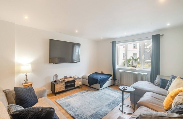 4 bedroom accommodation in Teignmouth