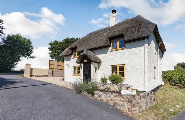 4 bedroom accommodation in Axminster