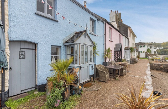 Quay Cottage is a beautiful property located directly on the river front.