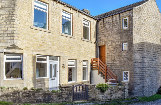 4 bedroom accommodation in Holmfirth
