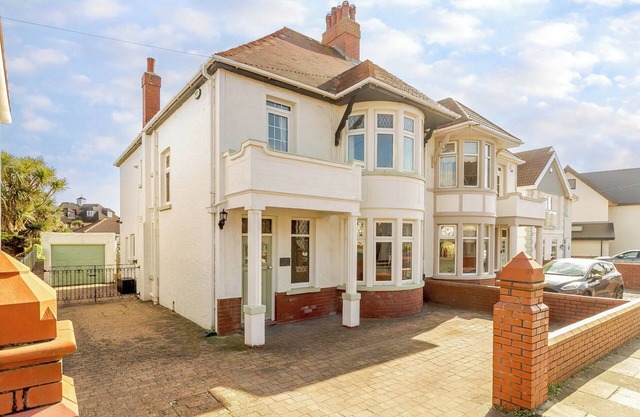 Lovely 1930’s period property by the sea, perfect for seaside breaks for families and friends.