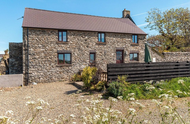 Dog-friendly coattage in St Davids near Carn Llidi and Whitesands Blue Flag Beach.