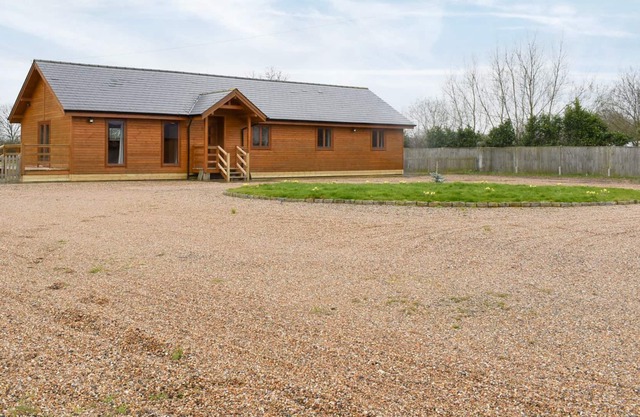 4 bedroom accommodation in Paddock Wood, near Tonbridge