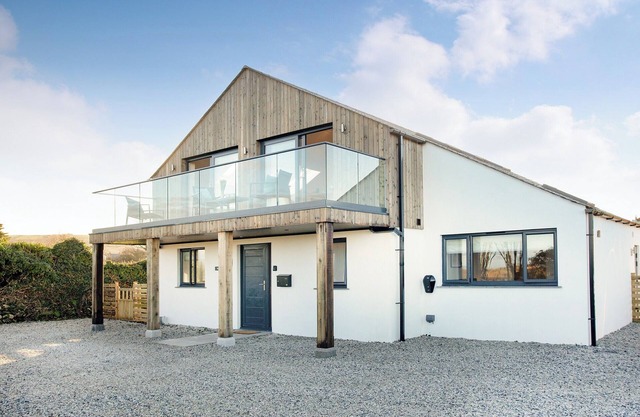 Newly built in late 2022, this beautiful detached house has underfloor heating and a hot tub.