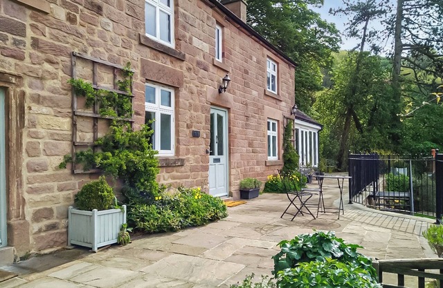 A beautiful location surrounded by Derbyshire’s countryside with stunning views over the valley.
