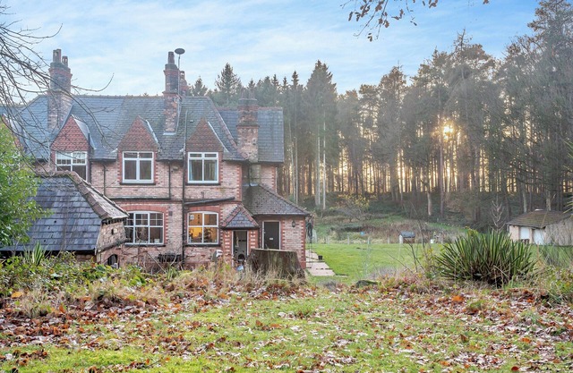 A fabulous secluded stay in a semi-detached property, with ample grounds for all to enjoy.