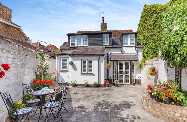 4 bedroom accommodation in Roydon, near Harlow
