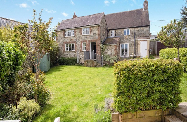 4 bedroom accommodation in Niton