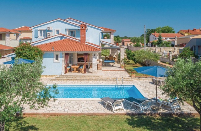 Superbe maison de 4 chambres à Golubovo
