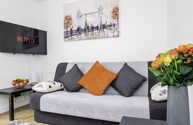 This bungalow is a 4 bedroom(s), 3 bathrooms, located in Basingstoke, .
