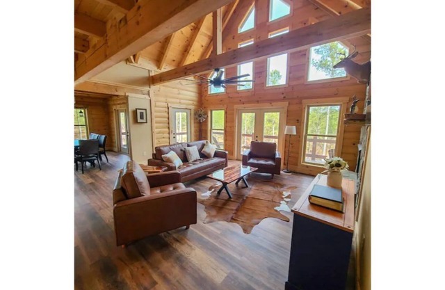 Secluded Pet-Friendly Mountain Getaway Views Hot Tub & Bar