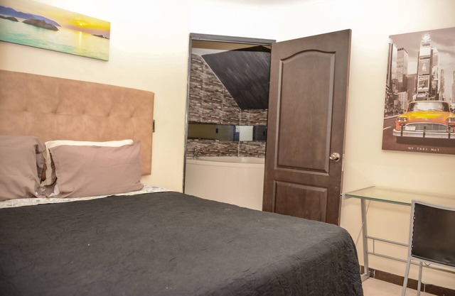 Combo de 4 chambres de deux appartements deux bains à remous AC zone de sécurité Lleras