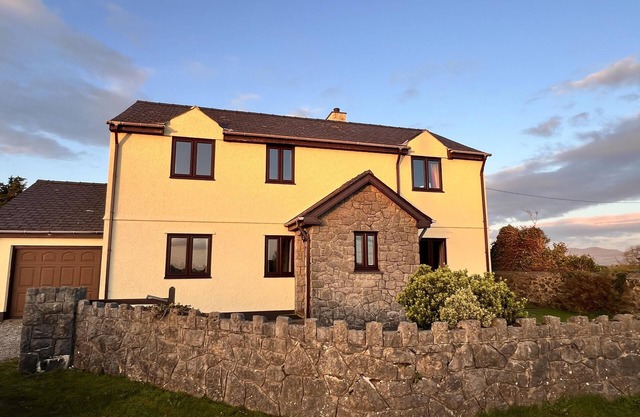 4 Bedroom Detached Farmhouse Mountain Views