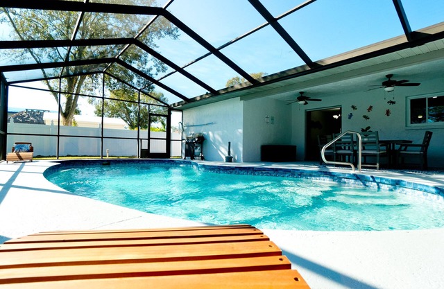 Sarasota Family Oasis 4 Bed 2 Bath w/ HTD Pool 9 Free Pool Heath Sleeps 13