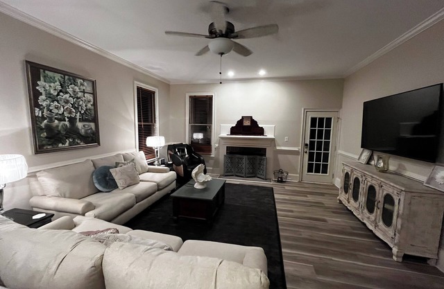 4-bedroom estate Downtown Cleveland WiFi, Pool, massage chair Kitchn Holidays