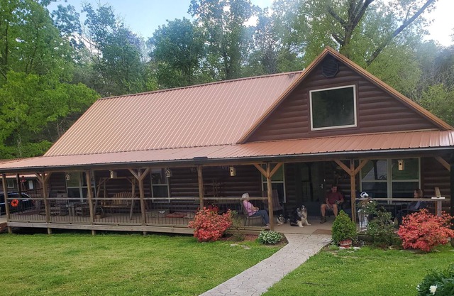 4 bedroom farmhouse within walking distance to Norris Lake