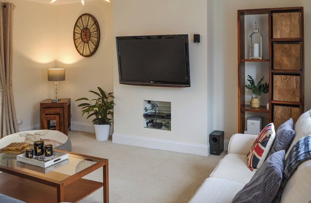 Only a few minutes’ walk to the promenade and beach in this super friendly village.