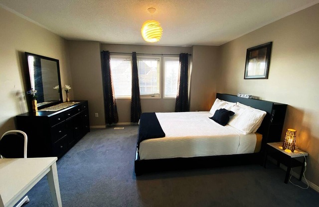 4 Bedroom Home Away From Home - 5 mins from Shopping, Activities, & Attractions