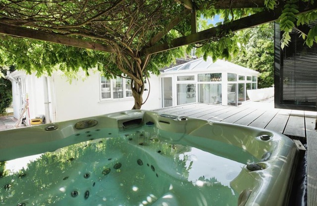 4 Bedroom Home In Brighton With Hot Tub