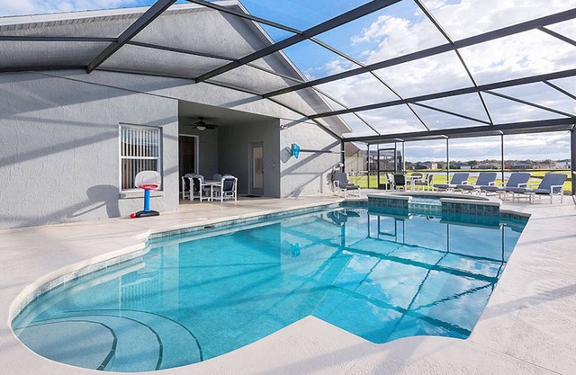 Maison non fumeur avec piscine chauffée solaire gratuite et spa dans une zone fermée sur un lac