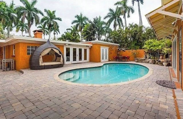 4-bedroom home off McGregor with guesthouse, pool and large yard in Fort Myers